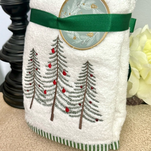 NWT Set of 2 Jeweled Christmas Trees Turkish Bathroom Hand Towels - Picture 5 of 9